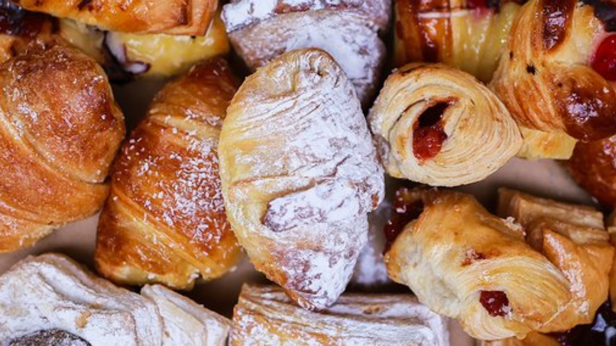 Las mejores facturas hojaldradas con crema pastelera y membrillo en casa.