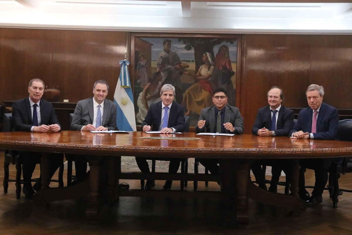 El gobierno firmó con los gobernadores de Neuquén