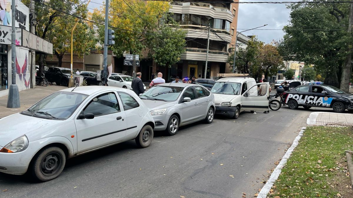 Un choque múltiple en pleno Bulevar Gálvez complicó el tránsito del centro de Santa Fe