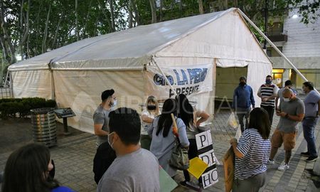 Los municipales de Rosario habían advertido sobre la instalación de la carpa frente a la Municipalidad como una medida de fuerza para no ir a paro. Los municipales de Rosario habían advertido sobre la instalación de la carpa frente a la Municipalidad como una medida de fuerza para no ir a paro.