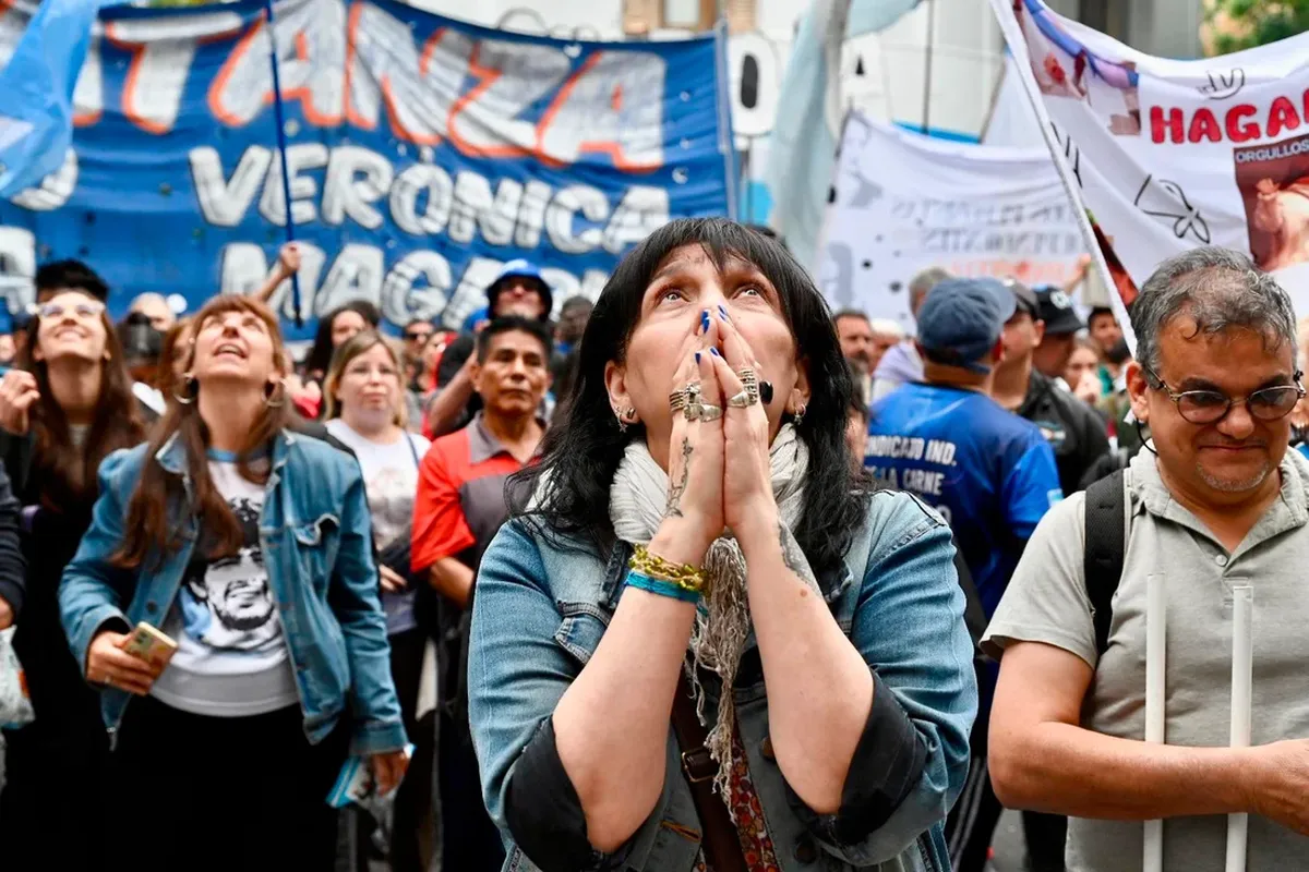 Las palabras de la ex mandataria se produjeron en el marco de los 80 años del Día de la Lealtad peronista, fecha para la que el kirchnerismo se acercó por la tarde hacia San José 1111 desde diferentes puntos de la ciudad de Buenos Aires. Las palabras de la ex mandataria se produjeron en el marco de los 80 años del Día de la Lealtad peronista, fecha para la que el kirchnerismo se acercó por la tarde hacia San José 1111 desde diferentes puntos de la ciudad de Buenos Aires.
