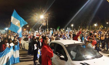 La masiva protesta se trasladó hasta la ciudad de Reconquista, frente a las instalaciones del hotel en donde los integrantes de la comitiva interventora estaban alojados. La masiva protesta se trasladó hasta la ciudad de Reconquista, frente a las instalaciones del hotel en donde los integrantes de la comitiva interventora estaban alojados.