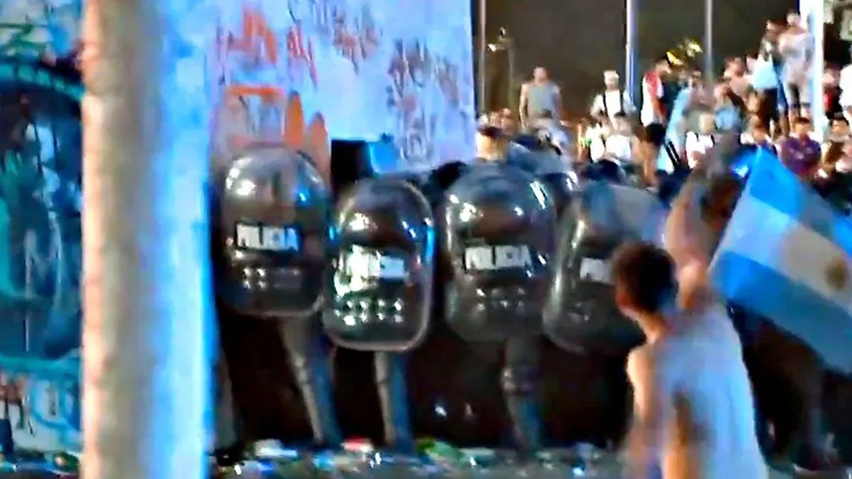 Se produjeron algunos incidentes en la zona del Obelisco en la ciudad de Buenos Aires entre efectivos de la policía e hinchas de la selección.