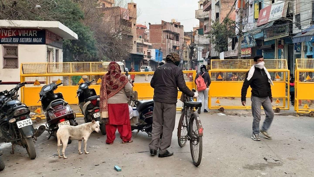 Vista de la zona de seguridad con barricadas policiales que bloquean el área donde Malika fue golpeada