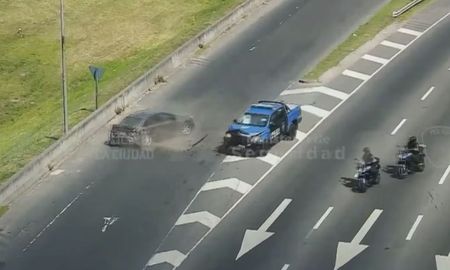 Una persecución y tiroteo se desató en la avenida General Paz, en Buenos Aires. Una persecución y tiroteo se desató en la avenida General Paz, en Buenos Aires.
