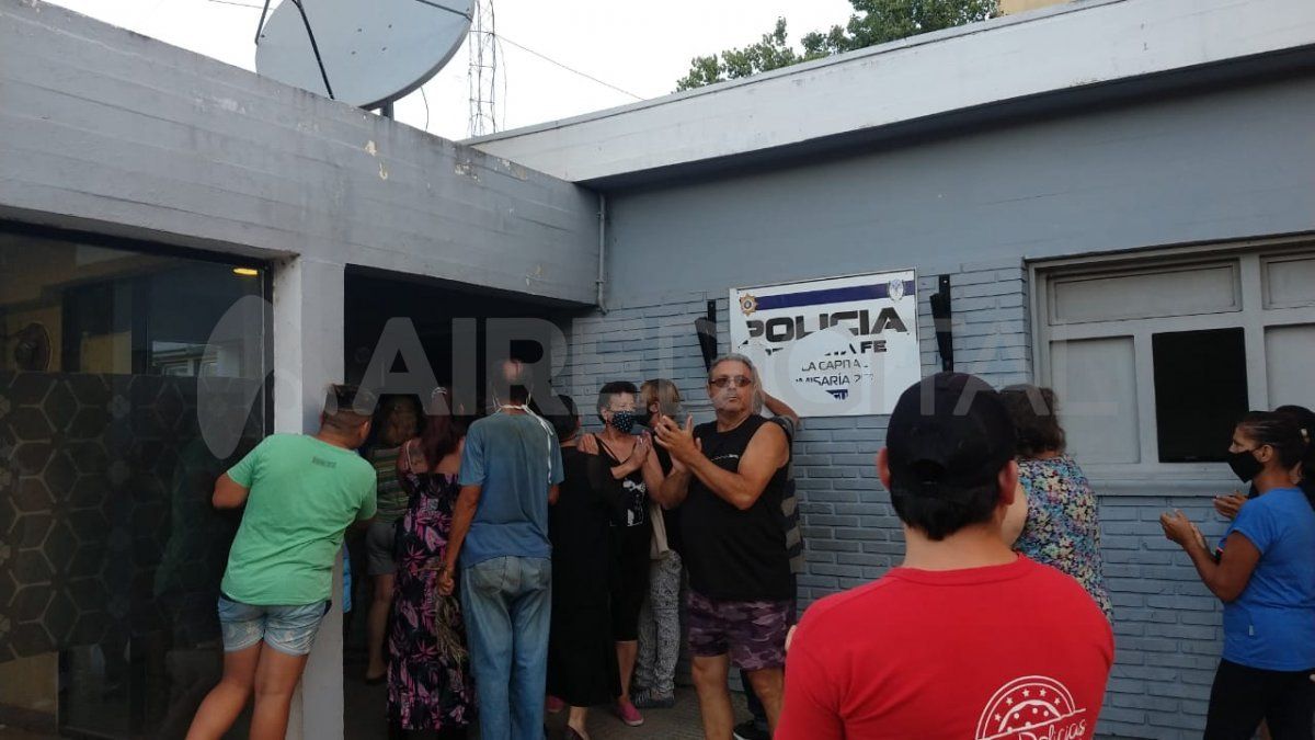 Los vecinos de barrio El Pozo se convocaron el viernes por la tarde en la comisaría de la zona.&nbsp;