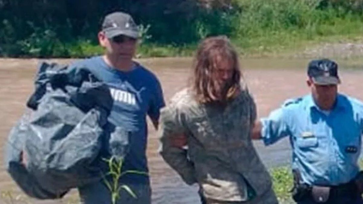El hombre y su hijo estaban "sedientos, hambrientos y exhaustos".