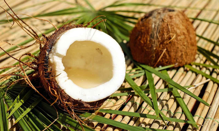 Los perfumes con olor a coco que son furor: adictivos y femeninos Los perfumes con olor a coco que son furor: adictivos y femeninos