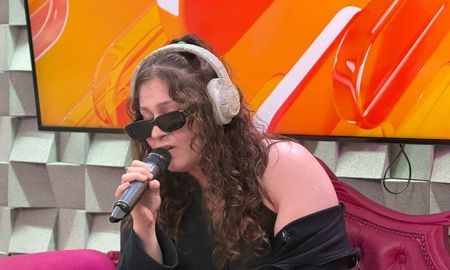 Anat cantó en vivo en Por Ahora, el programa de los sábados por AIRE. Anat cantó en vivo en Por Ahora, el programa de los sábados por AIRE.