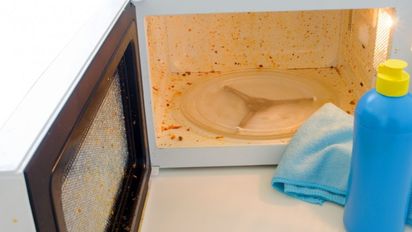 Truco casero para limpiar el microondas en 5 minutos sin esfuerzo