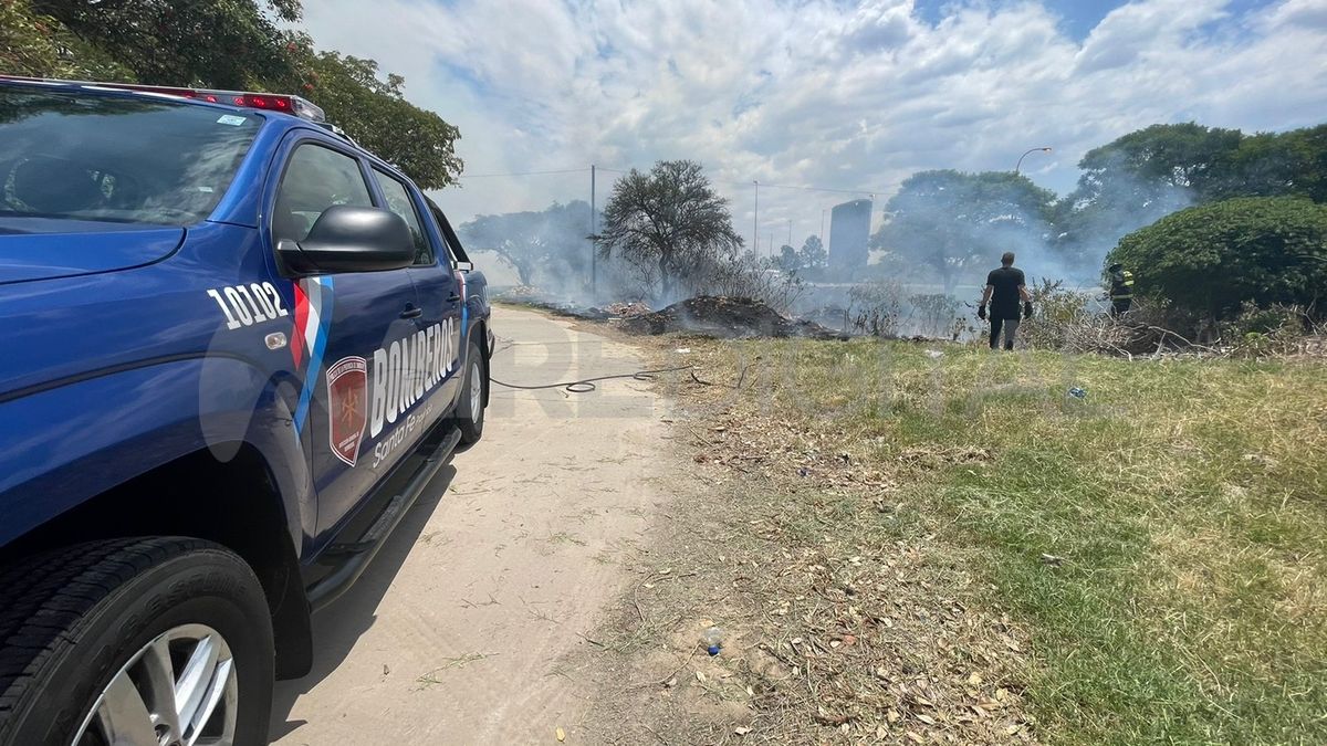Las imágenes captadas por la cámara de AIRE muestran que el foco ígneo se encuentra a pocos metros de la zona de boliches.