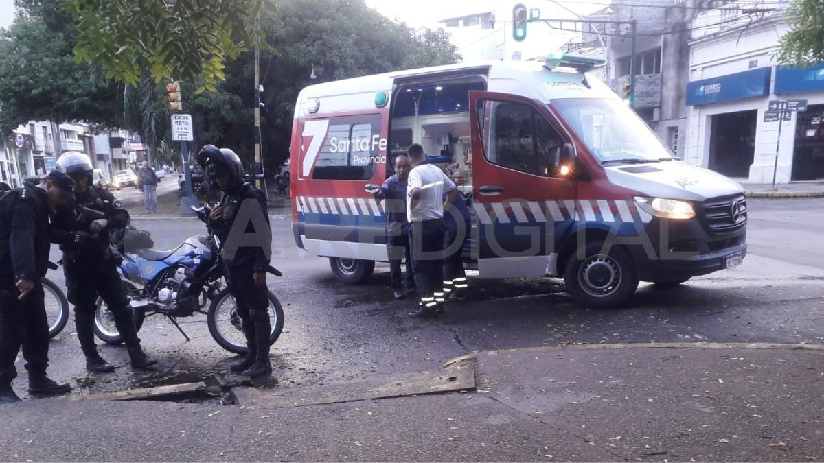 La policía y la ambulancia se acercaron rápidamente al lugar. La policía y la ambulancia se acercaron rápidamente al lugar.
