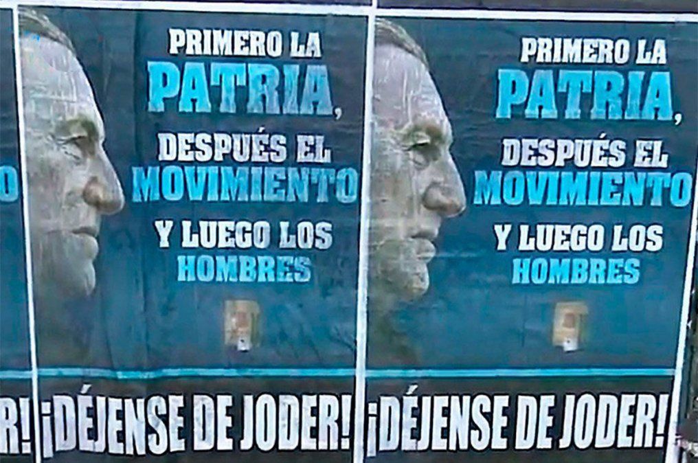 Los carteles en la zona del Congreso de la Nación, que está ubicado en Av. Entre Ríos 1033 de la Capital Federal.