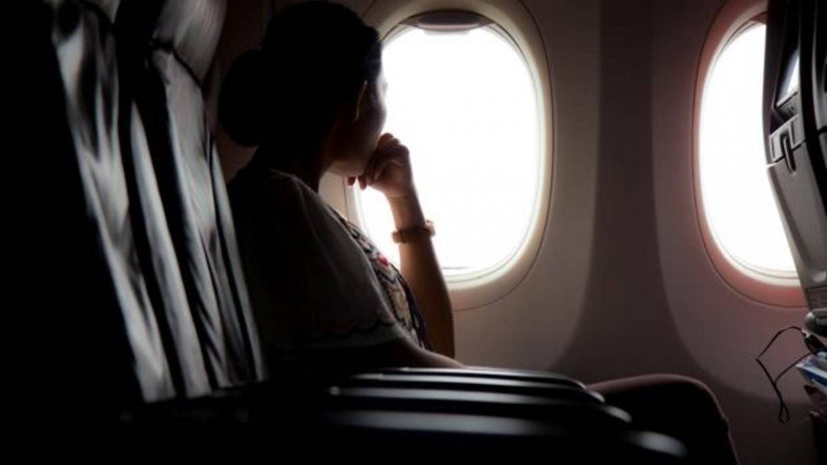 Video viral muestra la divertida pelea entre dos pasajeros por abrir y cerrar la ventanilla de un avión.