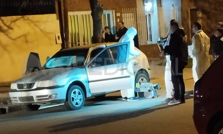 Personal policial trabaja en barrio María Selva tras el hallazgo de un auto. Personal policial trabaja en barrio María Selva tras el hallazgo de un auto.