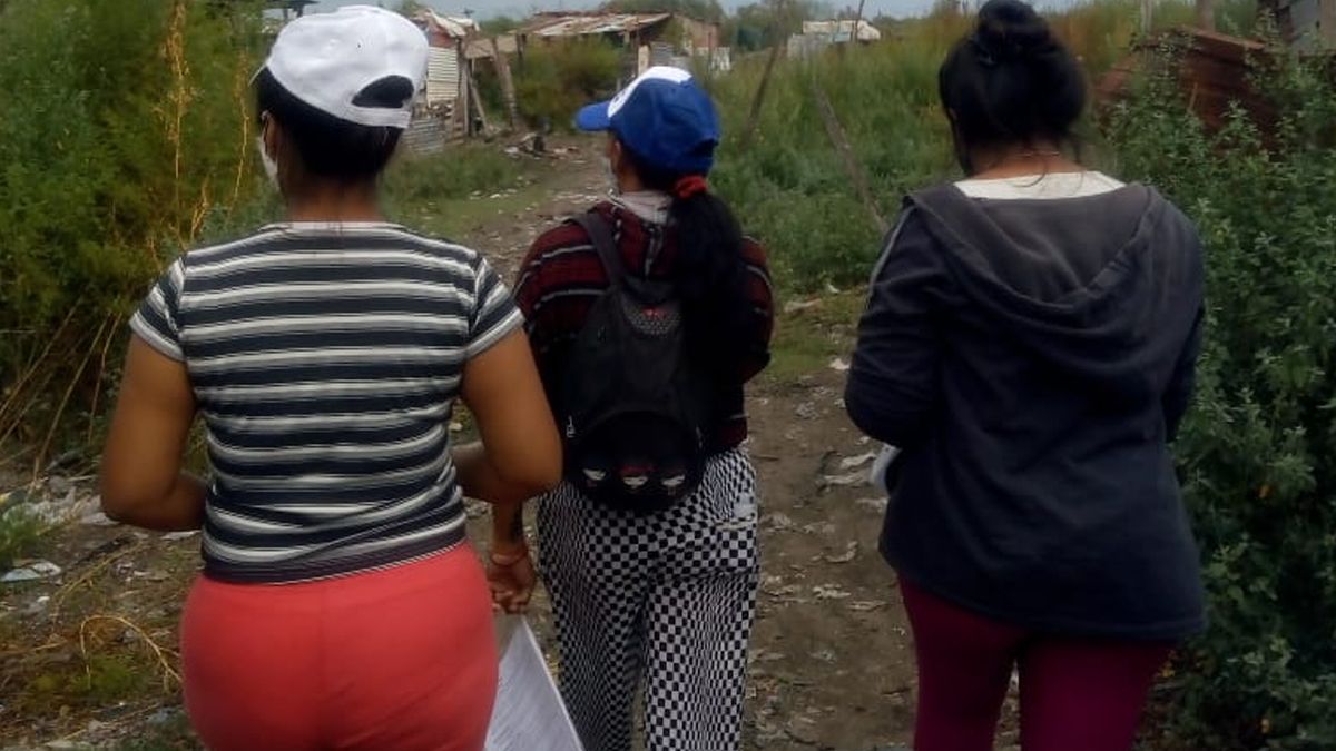 Los voluntarios de movimientos sociales comenzaron este lunes a relevar a los mayores que quieran vacunarse contra el coronavirus en los barrios populares de la ciudad.