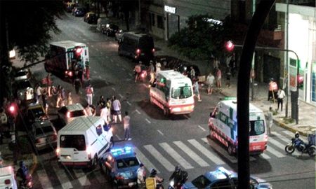 Atropelló a una mujer y a su hijo de 5 años en Flores y se fugó: el nene murió Atropelló a una mujer y a su hijo de 5 años en Flores y se fugó: el nene murió