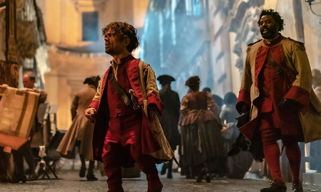 Peter Dinklage como el hombre más romántico en Cyrano Peter Dinklage como el hombre más romántico en Cyrano