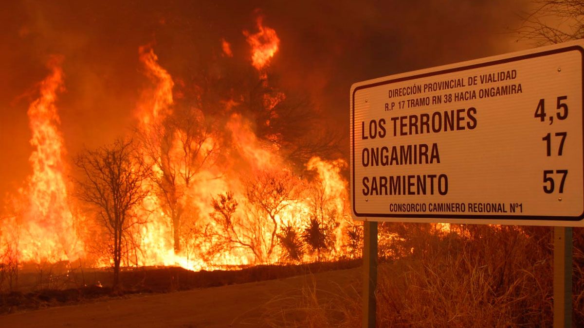 Una de las impactantes imágenes que dejó el avance del fuego en el Valle de Punilla