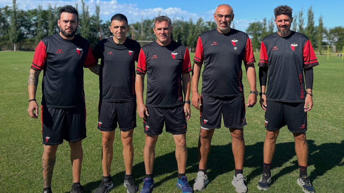 El cuerpo técnico de Colón con Iván Delfino como entrenador. El cuerpo técnico de Colón con Iván Delfino como entrenador.