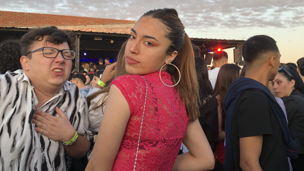 Viral: pidió que borren de su foto a un chico que le dio algo en el pecho y el resultado es furor