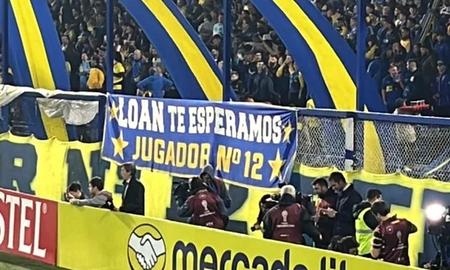 La bandera desplegada en uno de los enrejados expresaba: Loan te esperamos, jugador N°12. Un hecho similar ocurrió en otras canchas de fútbol. La bandera desplegada en uno de los enrejados expresaba: Loan te esperamos, jugador N°12. Un hecho similar ocurrió en otras canchas de fútbol.