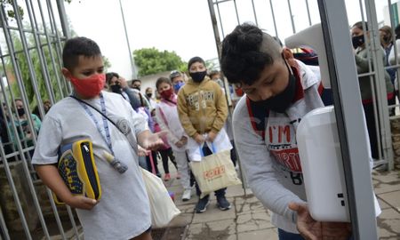 Médicos pediatras recomiendan volver a utilizar los barbijos en escuelas y espacios cerrados. Médicos pediatras recomiendan volver a utilizar los barbijos en escuelas y espacios cerrados.