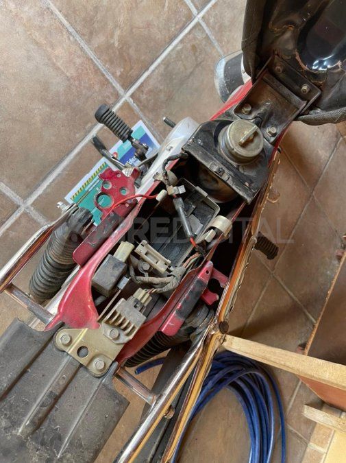 El asiento de la moto se encontraba intacto, por lo que para sustraer la batería debieron abrir el mismo.