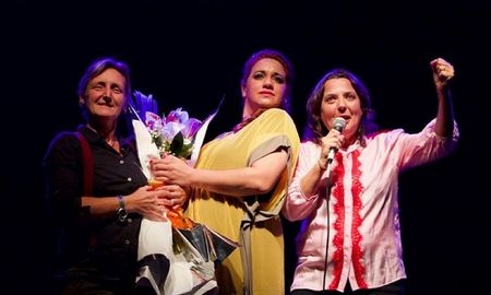 Tres mujeres hablan poco fue la primera obra transmitida desde un teatro por streaming y sin público. Tres mujeres hablan poco fue la primera obra transmitida desde un teatro por streaming y sin público.