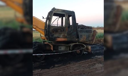 investigan el incendio de una maquina de obras publicas en helvecia investigan el incendio de una maquina de obras publicas en helvecia
