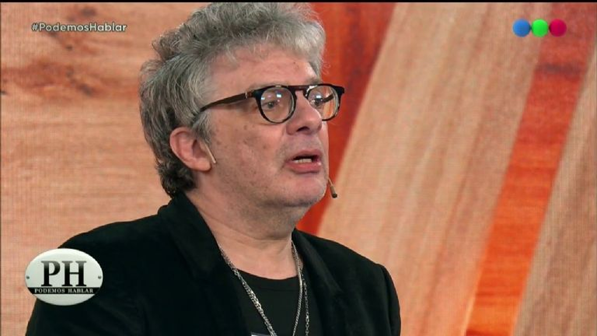 Juanse arrancó el festejó por sus 60 años en el escenario del Luna Park junto a su banda The Mustang Cowboys para protagonizar las "60 Ceremonias del Líder".