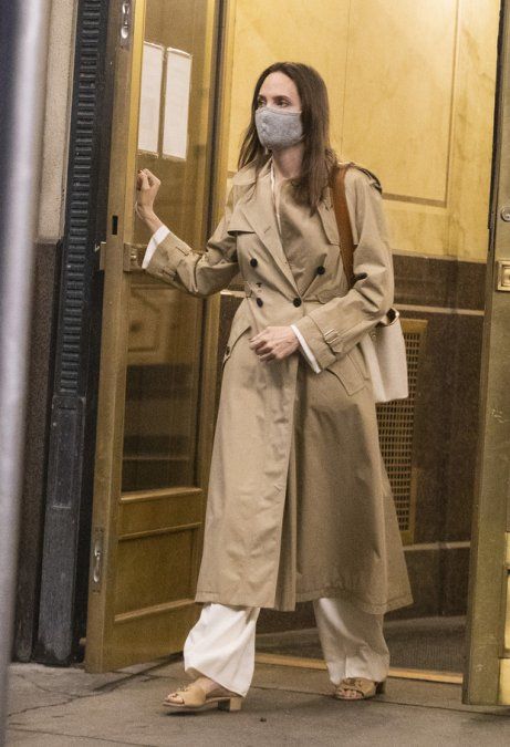 Angelina Jolie fue fotografiada ingresando a la casa de un ex marido.