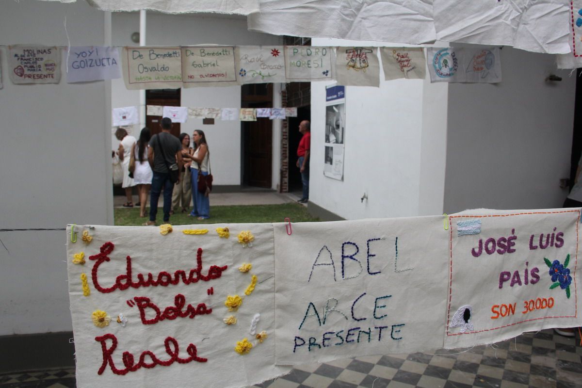 Este 24 de marzo, en el Día Nacional de la Memoria por la Verdad y la Justicia, los nombres de personas desaparecidas bordados en Santa Fe. (Foto Gentileza José Cettour)