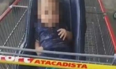 Se olvidaron al bebé en el supermercado: hicieron las compras, se fueron a casa y lo dejaron en el carrito. Foto: Newsflash Se olvidaron al bebé en el supermercado: hicieron las compras, se fueron a casa y lo dejaron en el carrito. Foto: Newsflash