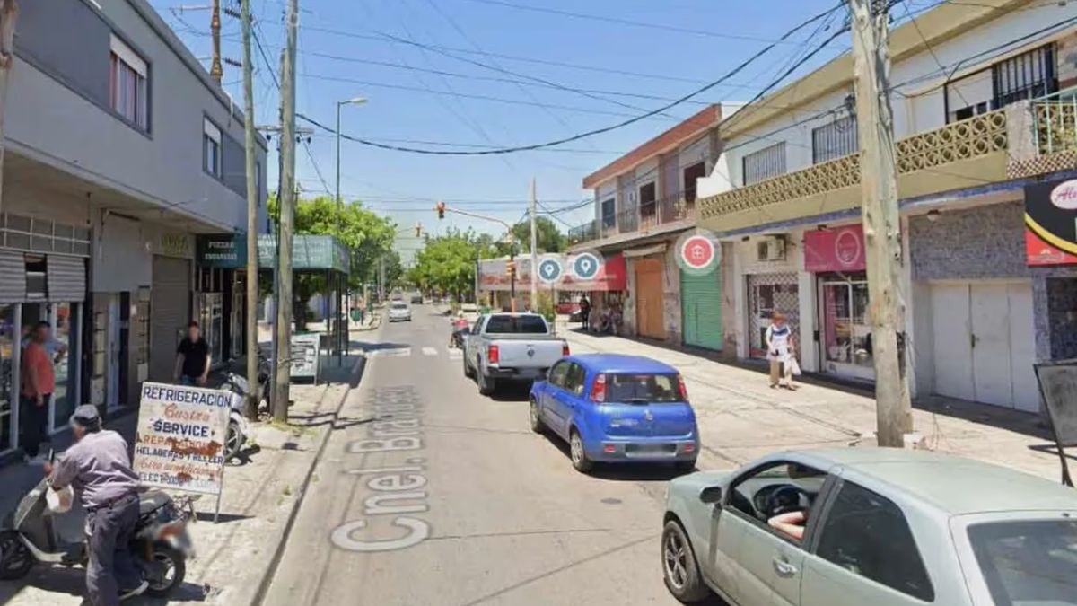 Ituzaingó: La avenida comercial en donde se encuentra el supermercado "Happy". Ituzaingó: La avenida comercial en donde se encuentra el supermercado "Happy".