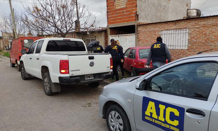 En el norte de la ciudad de Santa Fe detuvieron a dos hombres, padre e hijo, por grooming, pornografía infantil y tenencia ilegal de arma de fuego. En el norte de la ciudad de Santa Fe detuvieron a dos hombres, padre e hijo, por grooming, pornografía infantil y tenencia ilegal de arma de fuego.