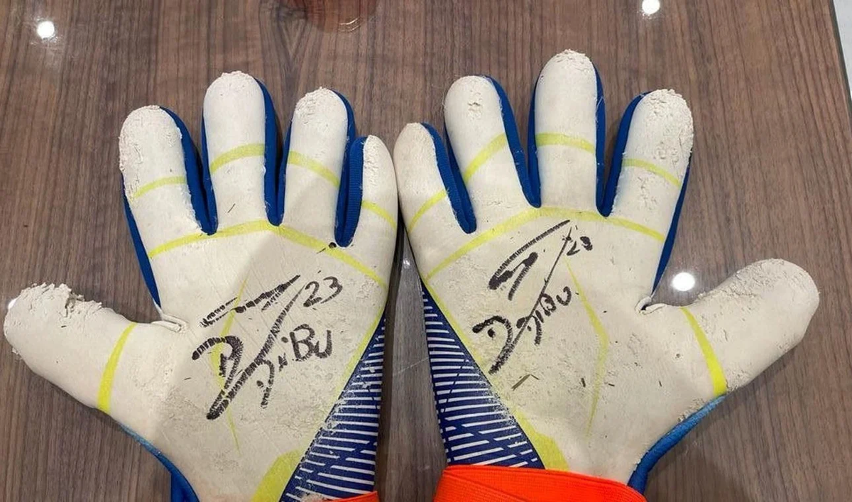 Santa Fe se quedó con los guantes que Dibu Martínez usó en la final del Mundial de Qatar: ¿cuánto pagaron y dónde quedarán?.