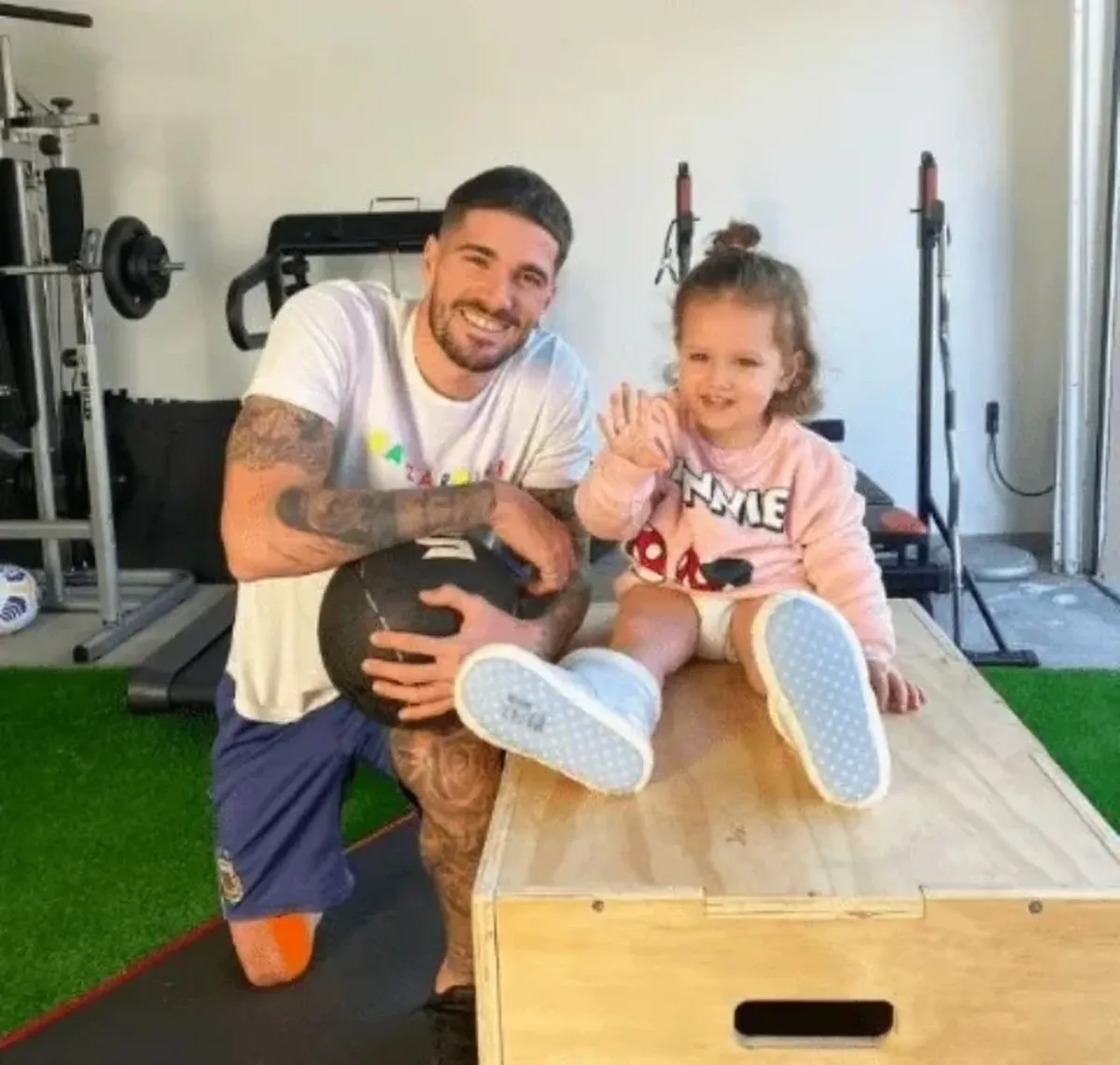 Rodrigo De Paul junto a su hija en el gimnasio de su exclusiva casa en Madrid.