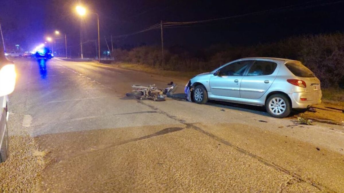 Este viernes por la noche en Quintana y Belgrano de la ciudad de Santa Fe se produjo un choque entre un auto y una moto que dejó un adolescente en grave estado