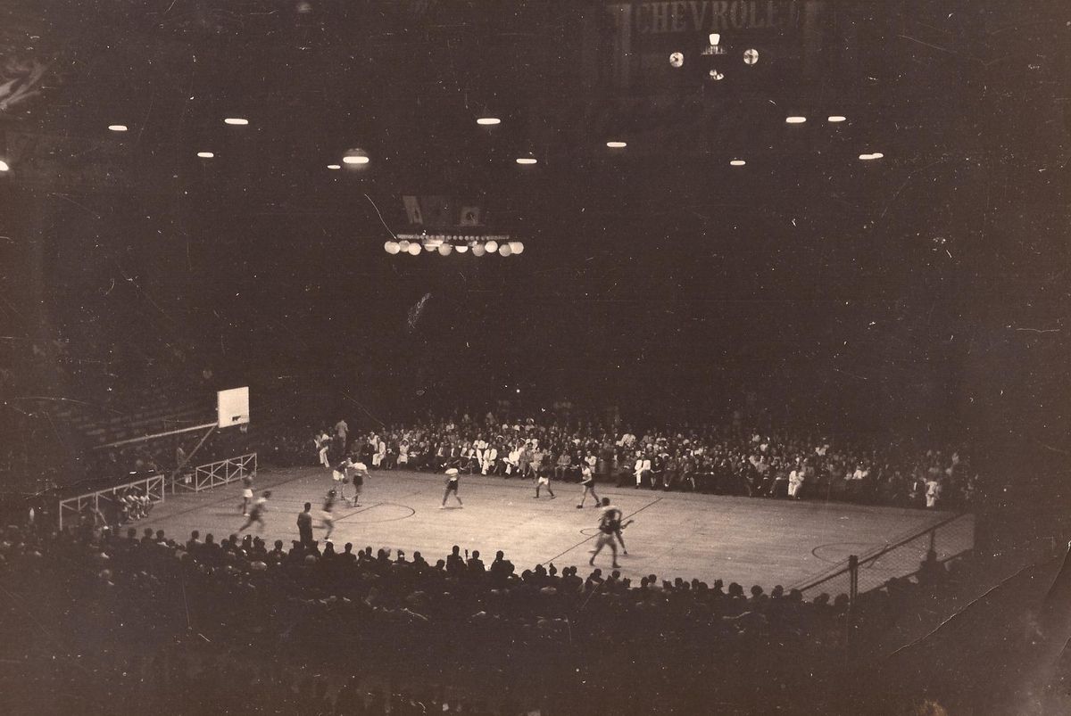 Hace hoy 75 años y, en un Luna Park absolutamente colmado por casi 22.000 espectadores –con una recaudación récord para un evento deportivo de la época de 203.000 pesos–, la Argentina ingresaría en la Historia al convertirse en el primer campeón Mundial de la FIBA, al imponerse ante los estadounidenses por 64-50.