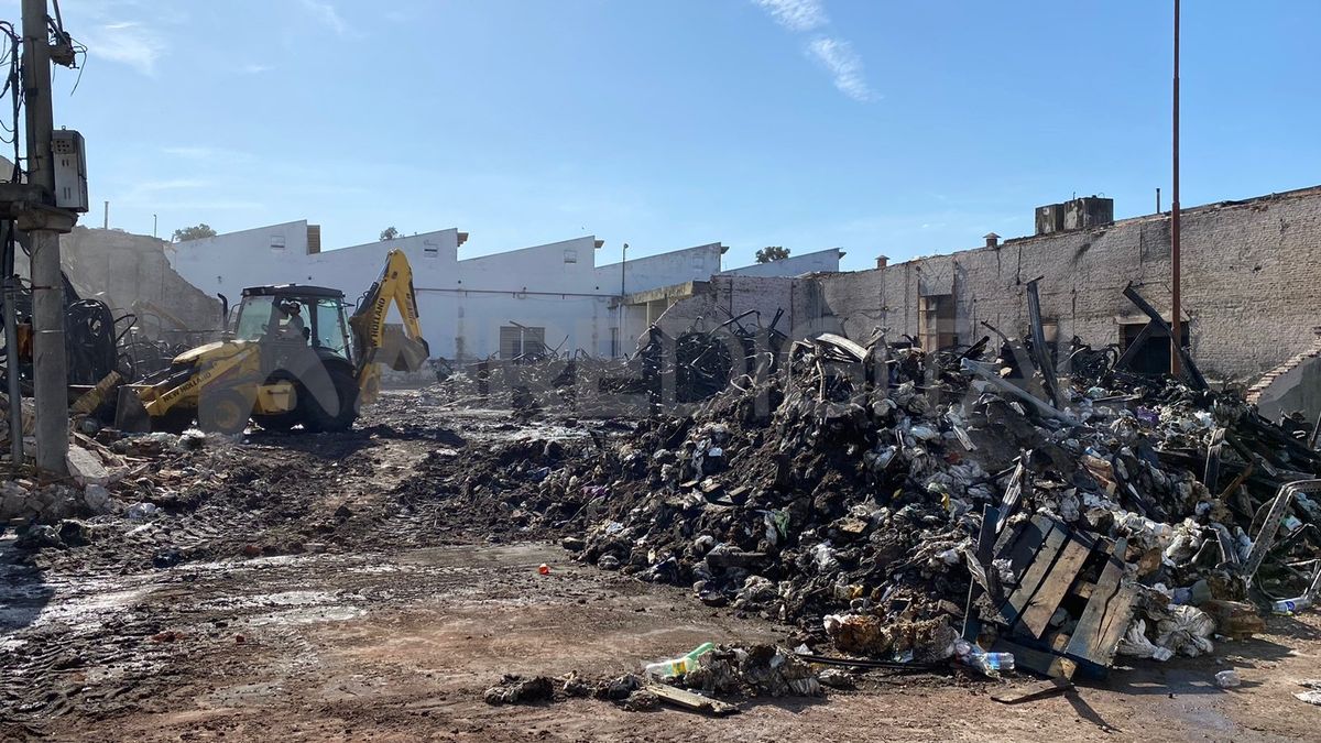 Los materiales ardientes fueron llevados a una cava en barrio Santa Rita II hasta su enfriamiento total.