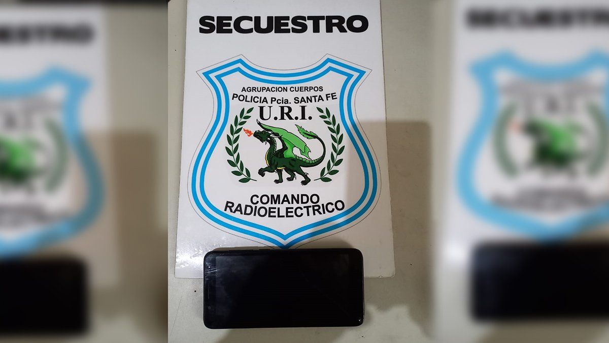 El teléfono fue recuperado luego de que el acusado lo descarte antes de ser detenido.