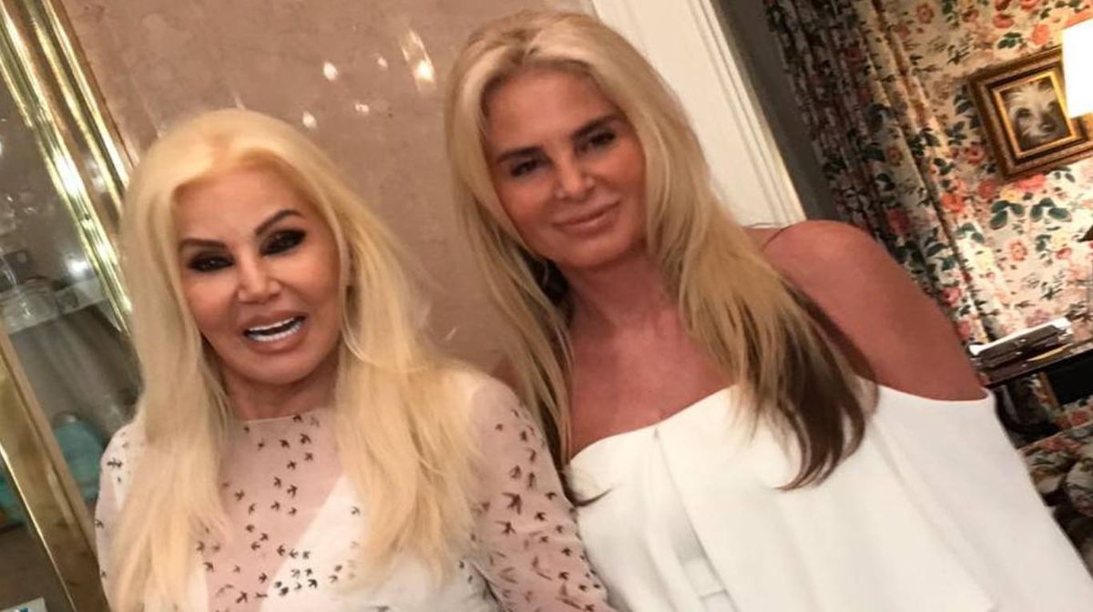 Mercedes Sarrabayrouse junto a su mamá