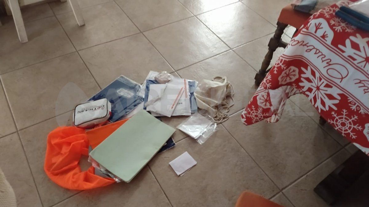 Los ladrones revolvieron toda la casa buscando oro, euros y dólares.