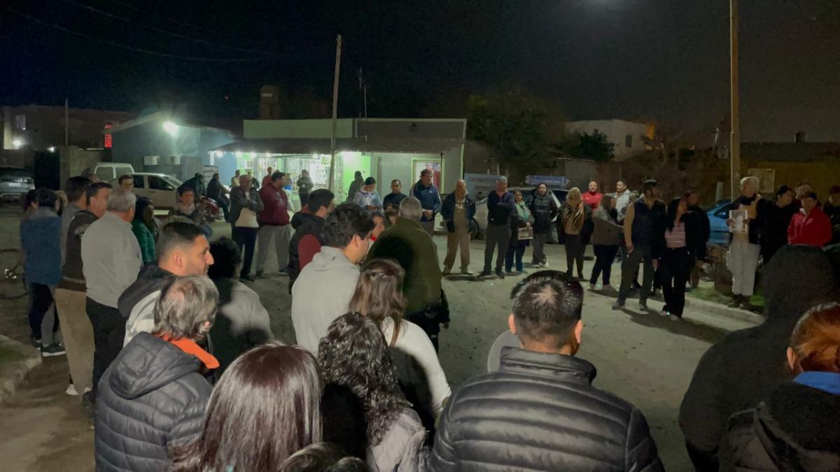 La convocatoria se dio este lunes por la noche en barrio Santa Teresita.