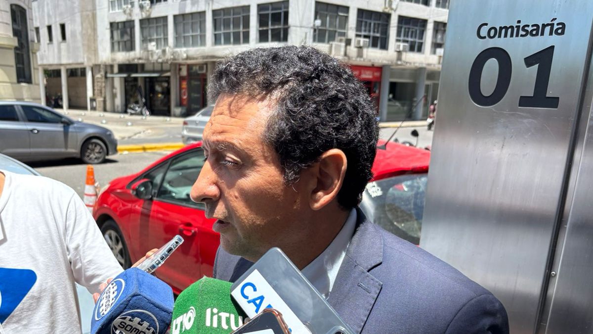 El fiscal Giavedoni en la puerta de la Comisaría Primera de Santa Fe.