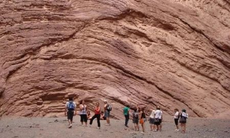 Preocupación en Salta por la foto que se tomaron dos jóvenes: aseguran que salió reflejado un demonio