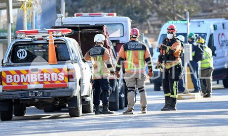 Bomberos, ambulancias y rescatistas trabajan en el lugar para rescatar a los operarios atrapados. Bomberos, ambulancias y rescatistas trabajan en el lugar para rescatar a los operarios atrapados.