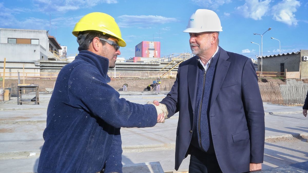 Omar Perotti, gobernador de Santa Fe, en la visita a una obra.