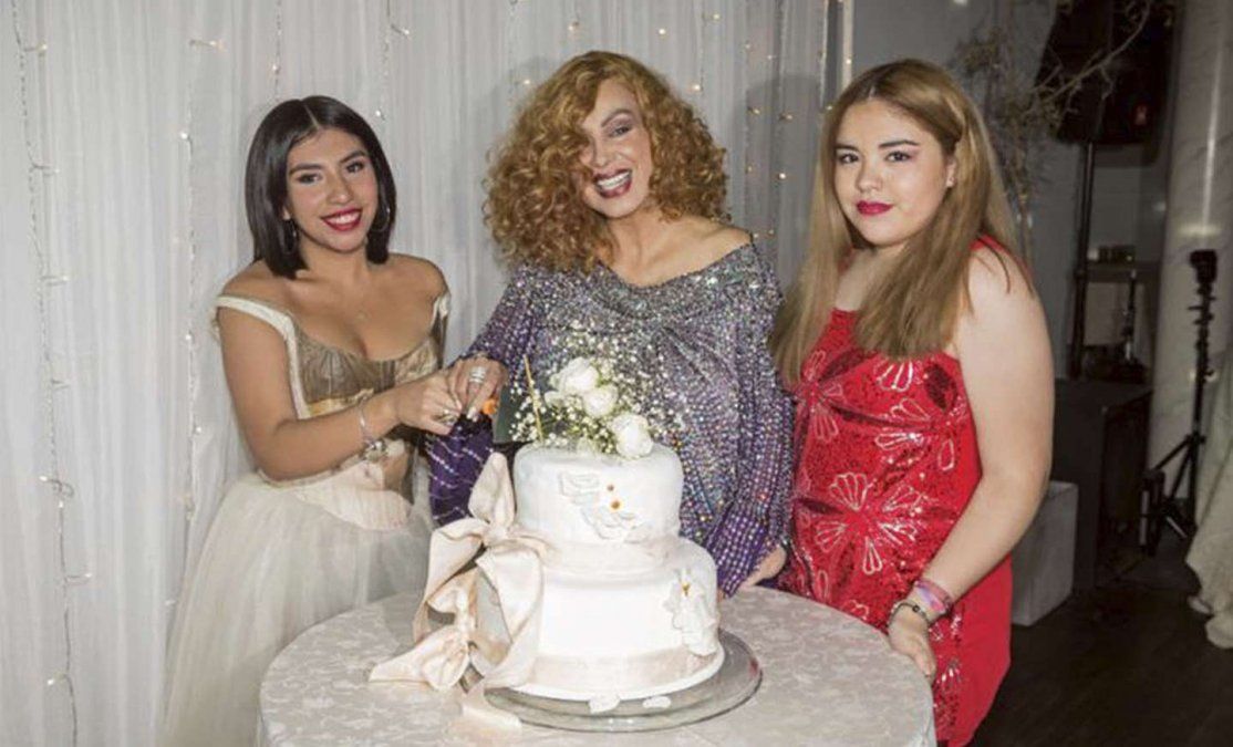 Beatriz Salomón junto a sus dos hijas